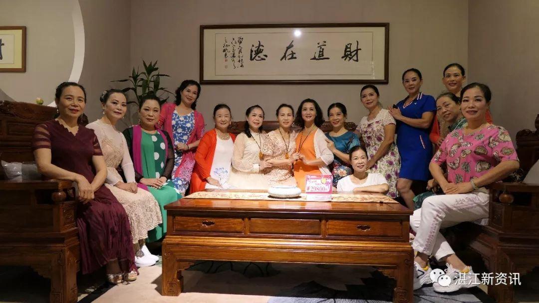 湛江家具城(旗袍与红木交相辉映成为最美的相遇)插图26 湛江家具城(旗袍与红木交相辉映成为最美的相遇)