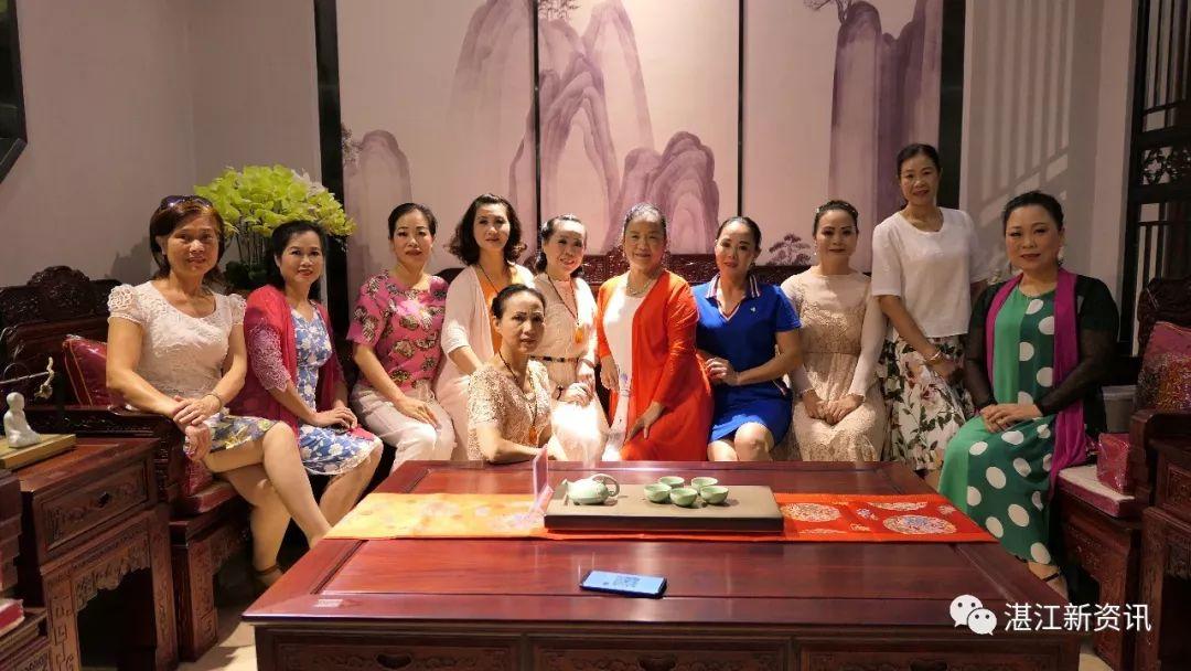 湛江家具城(旗袍与红木交相辉映成为最美的相遇)插图25 湛江家具城(旗袍与红木交相辉映成为最美的相遇)