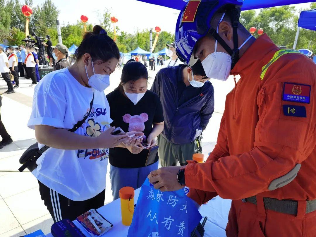 6月16日是什么日子(吉林省森林消防总队开展安全宣传咨询活动)插图11 月16日是什么日子(吉林省森林消防总队开展安全宣传咨询活动)"