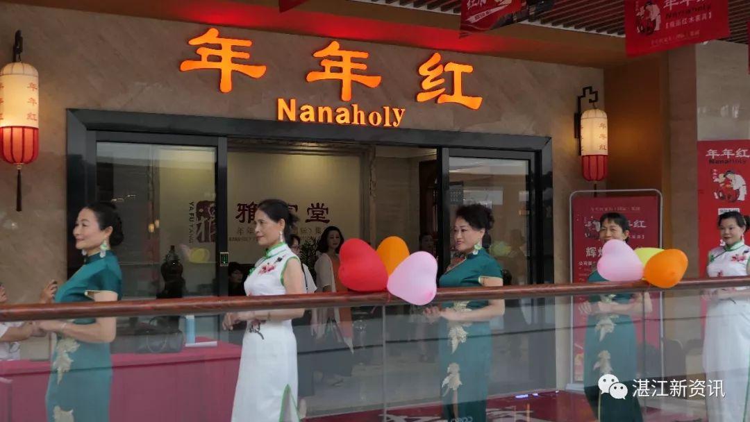 湛江家具城(旗袍与红木交相辉映成为最美的相遇)插图18 湛江家具城(旗袍与红木交相辉映成为最美的相遇)