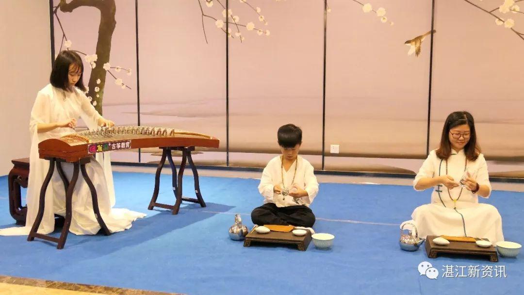 湛江家具城(旗袍与红木交相辉映成为最美的相遇)插图13 湛江家具城(旗袍与红木交相辉映成为最美的相遇)
